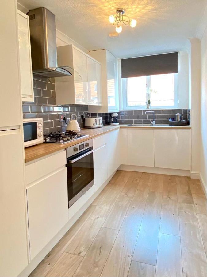 3 Bedroom - 2 Bathroom Townhouse In Corstorphine Near Murrayfield Stadium - Direct Bus To Edinburgh City Centre In 20 Minutes - Two Private Parking Spaces - Private Sunny Garden - Recently Refurbished Εξωτερικό φωτογραφία