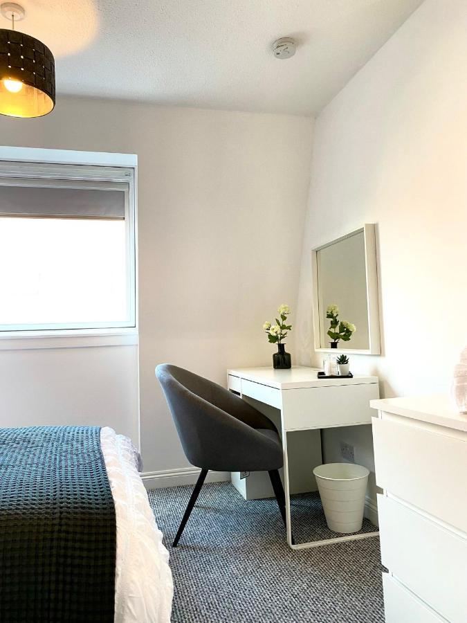 3 Bedroom - 2 Bathroom Townhouse In Corstorphine Near Murrayfield Stadium - Direct Bus To Edinburgh City Centre In 20 Minutes - Two Private Parking Spaces - Private Sunny Garden - Recently Refurbished Εξωτερικό φωτογραφία