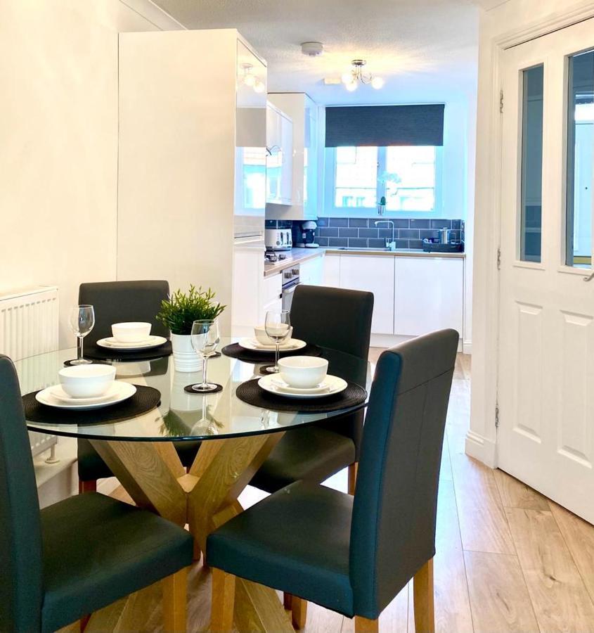 3 Bedroom - 2 Bathroom Townhouse In Corstorphine Near Murrayfield Stadium - Direct Bus To Edinburgh City Centre In 20 Minutes - Two Private Parking Spaces - Private Sunny Garden - Recently Refurbished Εξωτερικό φωτογραφία