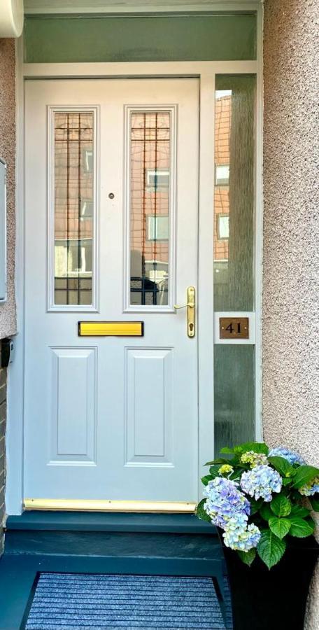3 Bedroom - 2 Bathroom Townhouse In Corstorphine Near Murrayfield Stadium - Direct Bus To Edinburgh City Centre In 20 Minutes - Two Private Parking Spaces - Private Sunny Garden - Recently Refurbished Εξωτερικό φωτογραφία