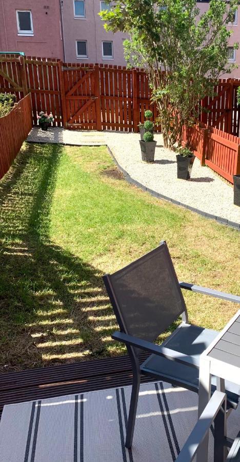 3 Bedroom - 2 Bathroom Townhouse In Corstorphine Near Murrayfield Stadium - Direct Bus To Edinburgh City Centre In 20 Minutes - Two Private Parking Spaces - Private Sunny Garden - Recently Refurbished Εξωτερικό φωτογραφία