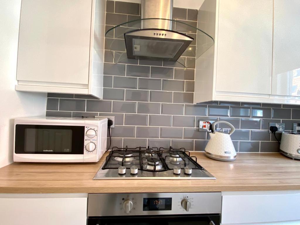 3 Bedroom - 2 Bathroom Townhouse In Corstorphine Near Murrayfield Stadium - Direct Bus To Edinburgh City Centre In 20 Minutes - Two Private Parking Spaces - Private Sunny Garden - Recently Refurbished Εξωτερικό φωτογραφία