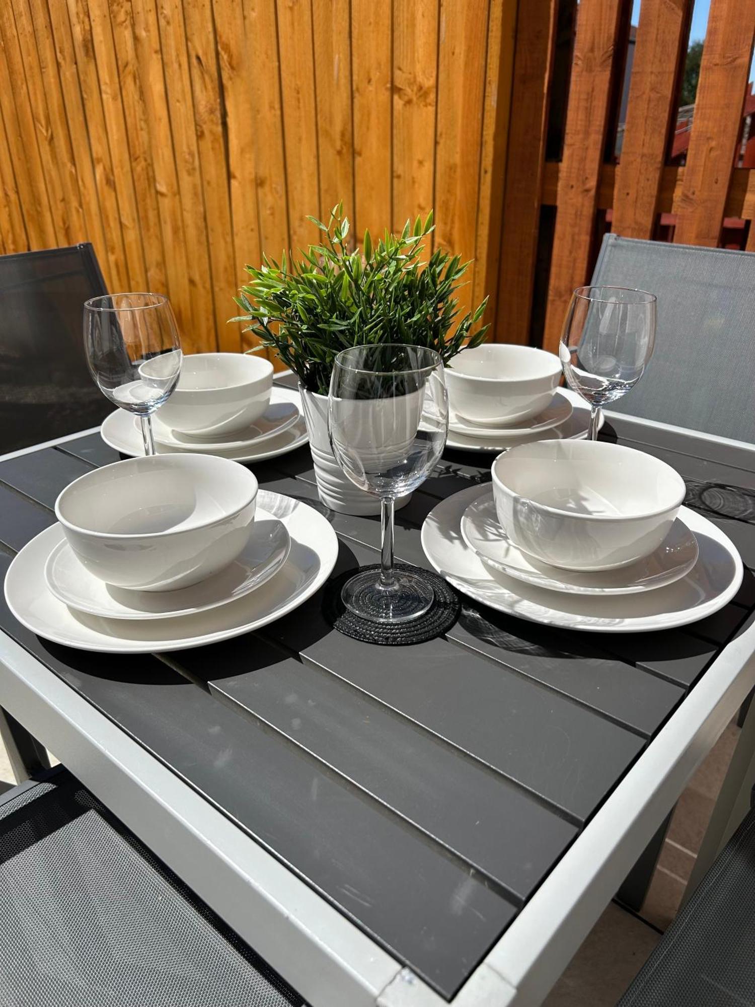 3 Bedroom - 2 Bathroom Townhouse In Corstorphine Near Murrayfield Stadium - Direct Bus To Edinburgh City Centre In 20 Minutes - Two Private Parking Spaces - Private Sunny Garden - Recently Refurbished Εξωτερικό φωτογραφία