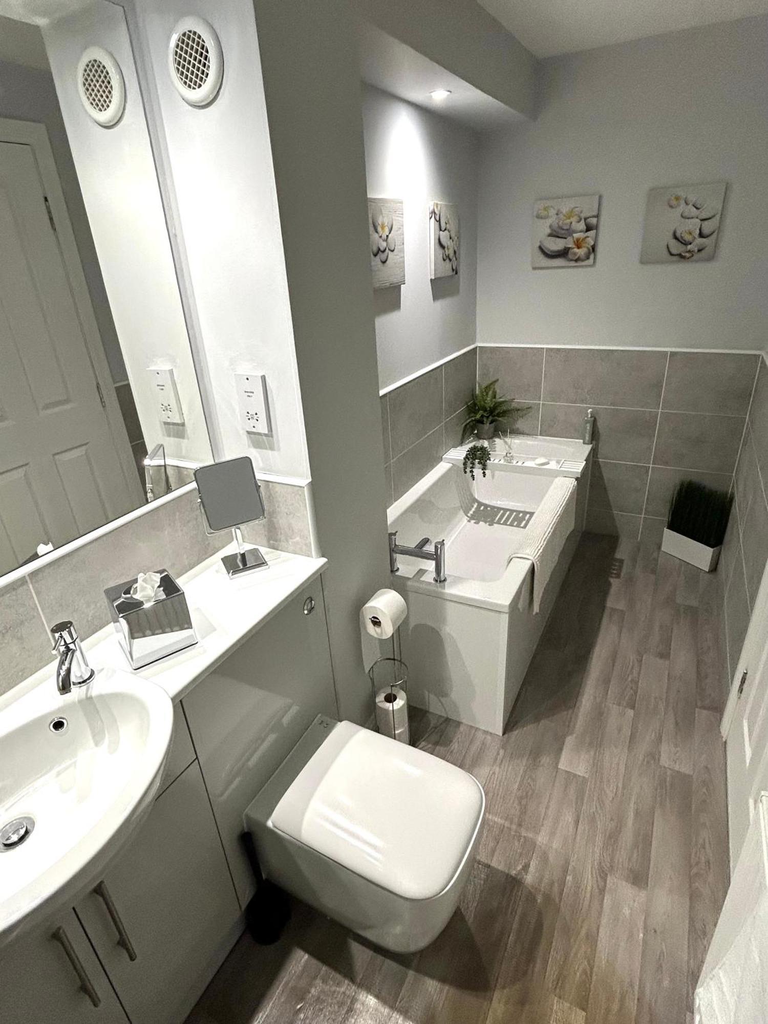 3 Bedroom - 2 Bathroom Townhouse In Corstorphine Near Murrayfield Stadium - Direct Bus To Edinburgh City Centre In 20 Minutes - Two Private Parking Spaces - Private Sunny Garden - Recently Refurbished Εξωτερικό φωτογραφία